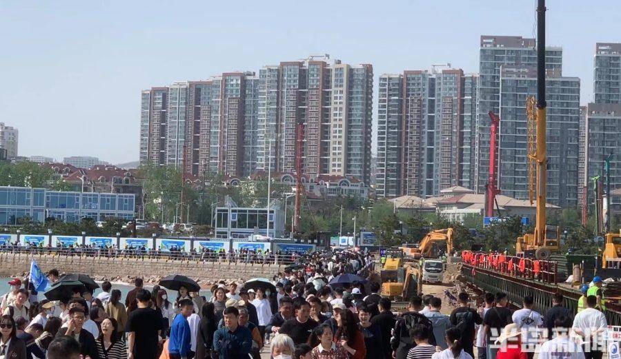 五一大探访②丨地铁始发站就“坐不上车”，小麦岛上岛队伍排到了东海中路上