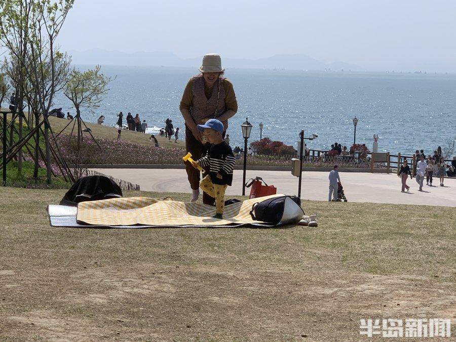 五一大探访②丨地铁始发站就“坐不上车”，小麦岛上岛队伍排到了东海中路上