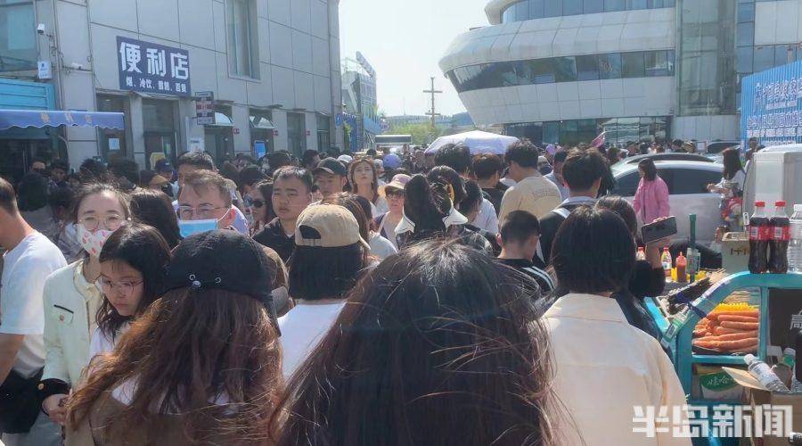 五一大探访②丨地铁始发站就“坐不上车”，小麦岛上岛队伍排到了东海中路上