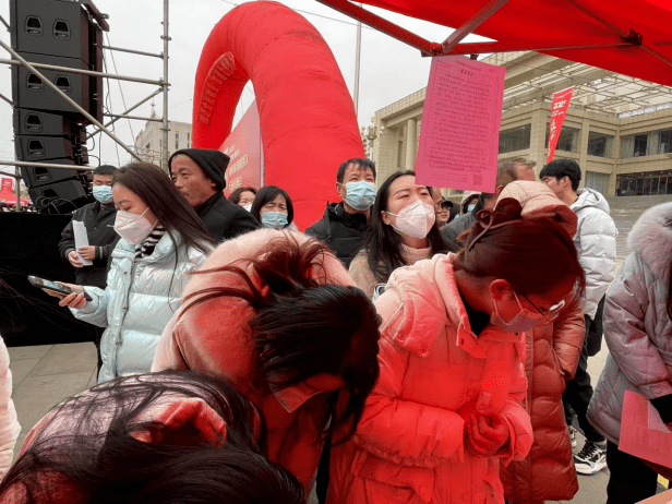 县城招聘会上的高薪工作，月薪3000