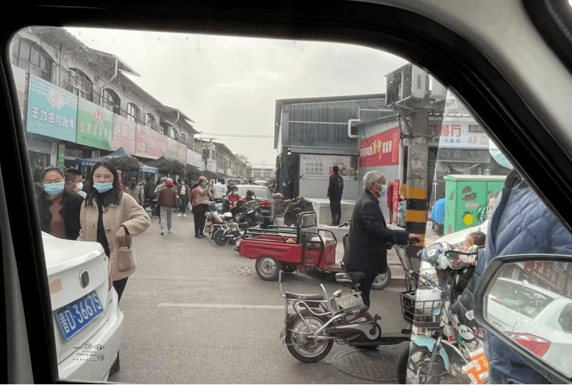 县城招聘会上的高薪工作，月薪3000