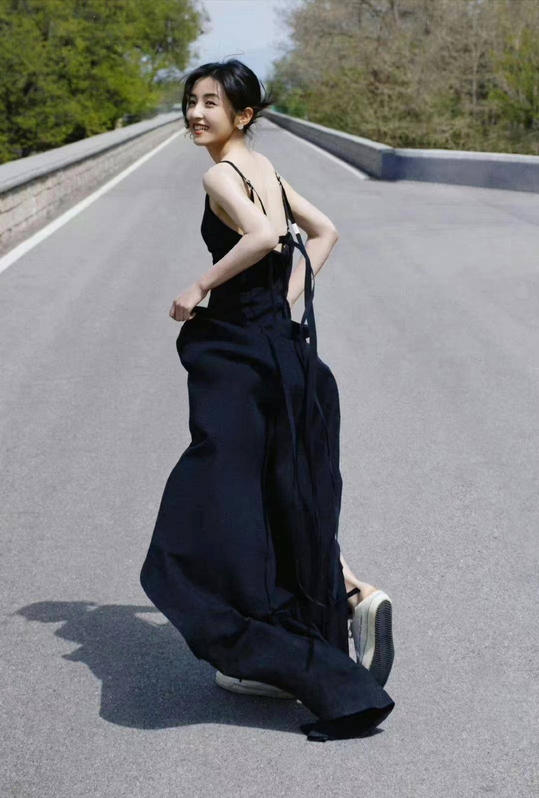 张子枫北京节穿黑色礼服裙拍大片，温柔又高级