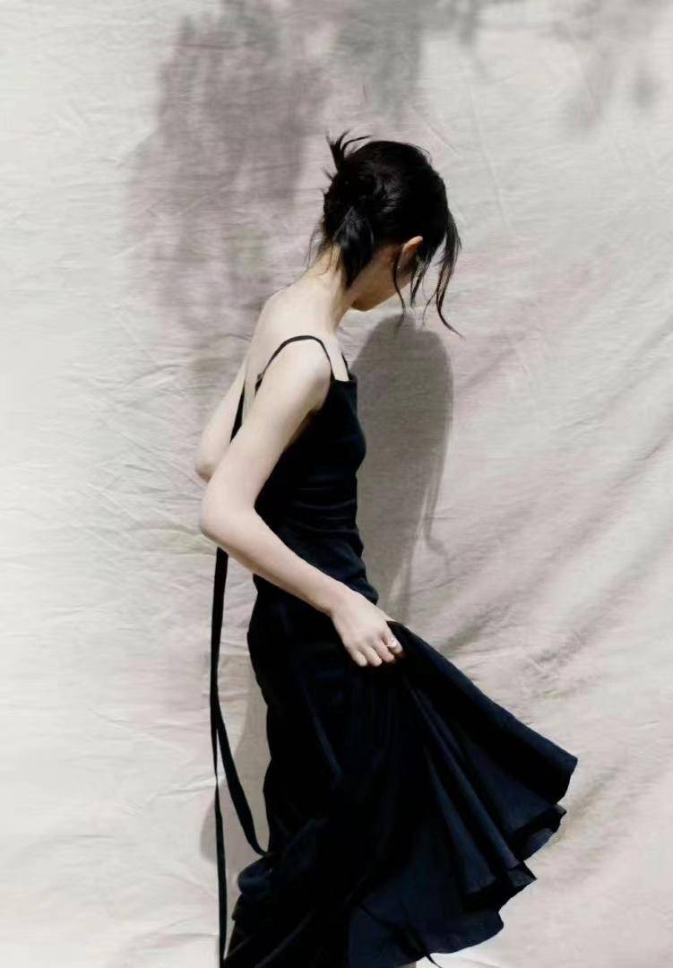 张子枫北京节穿黑色礼服裙拍大片，温柔又高级