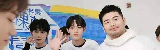 《创4》连夜批发白T恤，让玩家先换再洗，省下以后的钱