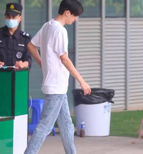 《创4》连夜批发白T恤，让玩家先换再洗，省下以后的钱