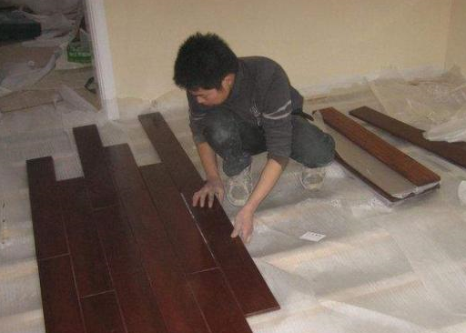 我家装修二手房，老师傅直接瓷砖上铺木地板，完工后感觉赚到了