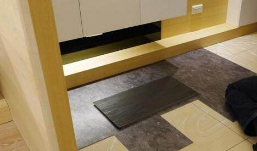 我家装修二手房,老师傅直接瓷砖上铺木地板,完工后感觉赚到了