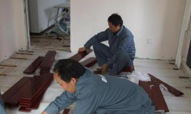 我家装修二手房,老师傅直接瓷砖上铺木地板,完工后感觉赚到了