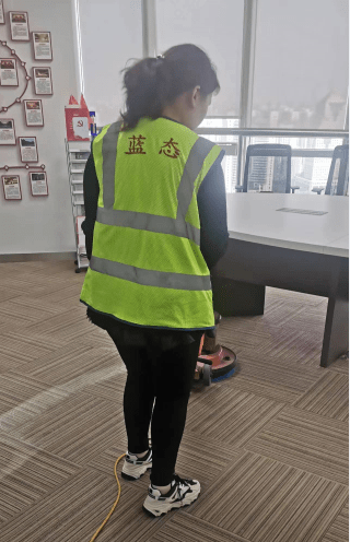 大面积地毯怎么清洗的？广州海珠区洗地毯公司，地毯清洁消毒