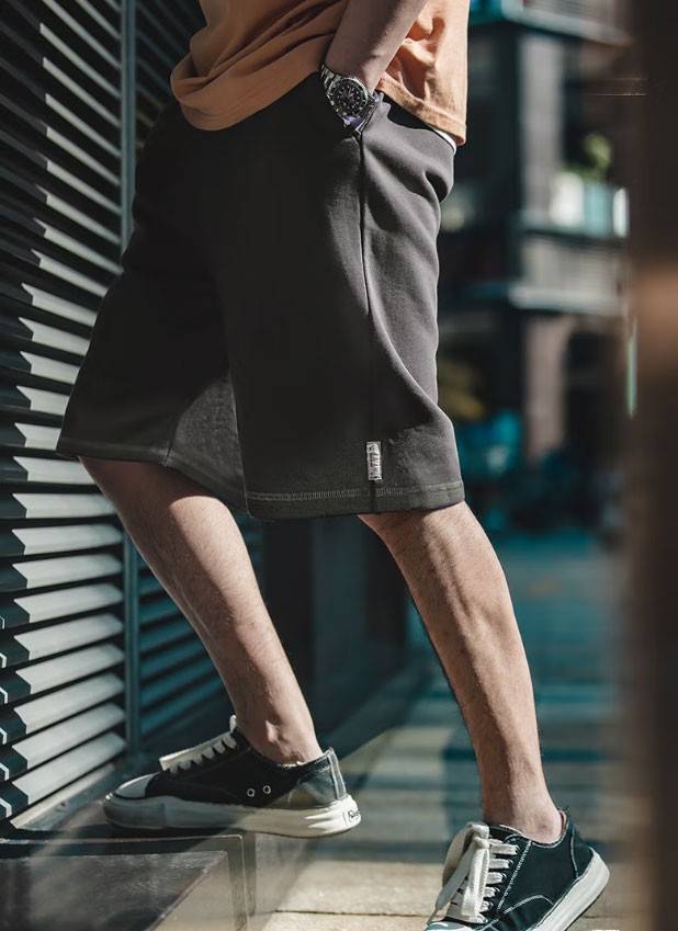 罗纹搭配针织工艺，让这款短裤充满时尚质感，夏季穿搭少不了它