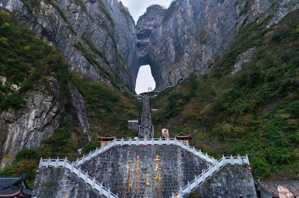 张家界旅游多少钱，跟团旅游花费，张家界参团旅游价格，找张家界当地靠谱导游