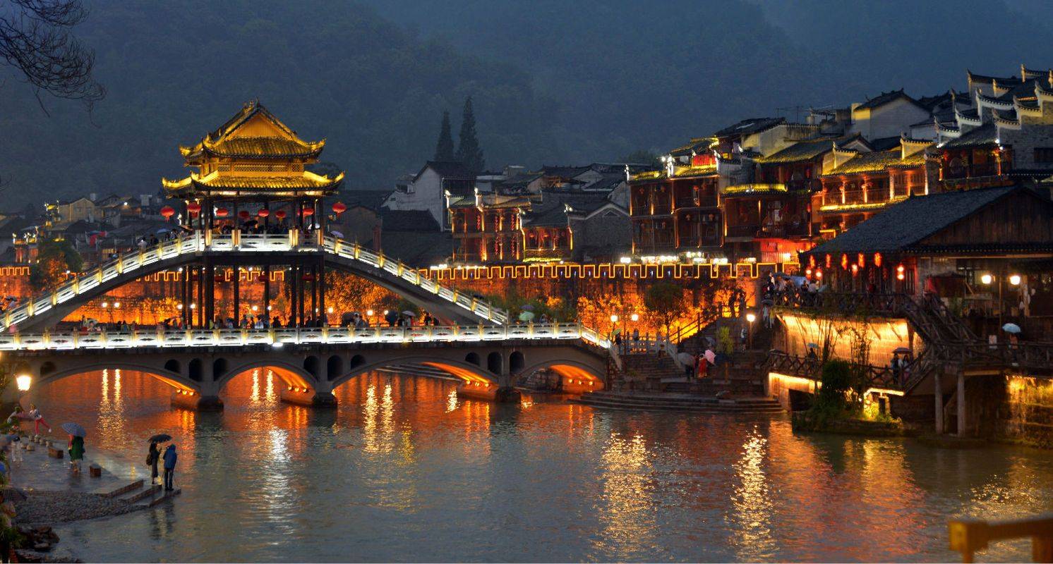 张家界旅游多少钱，跟团旅游花费，张家界参团旅游价格，找张家界当地靠谱导游