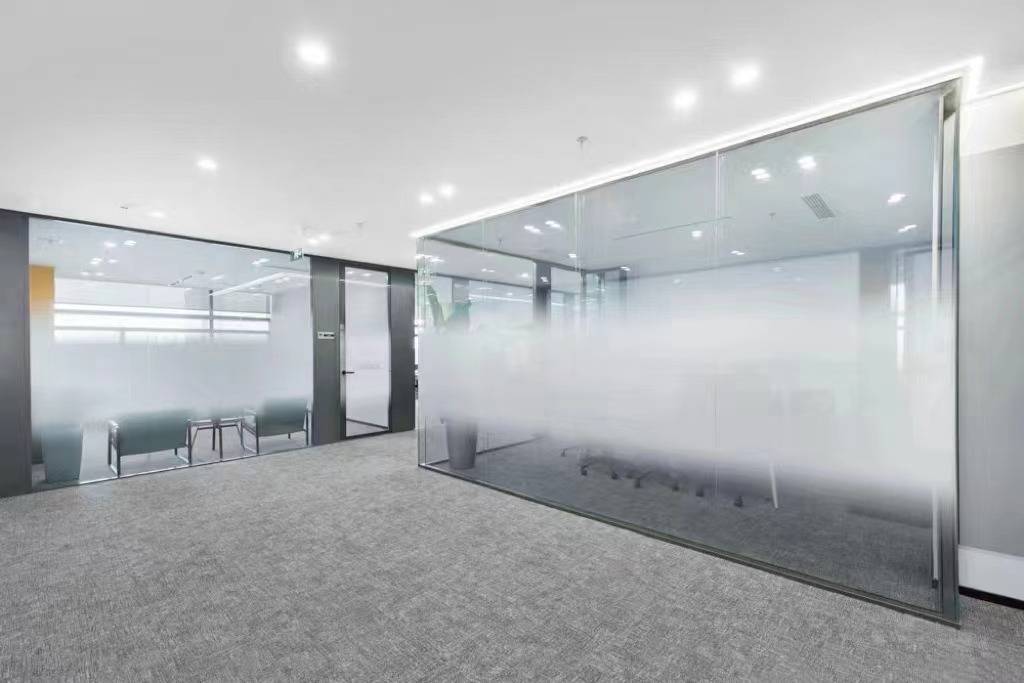 办公玻璃隔断，让你的办公空间焕然一新！