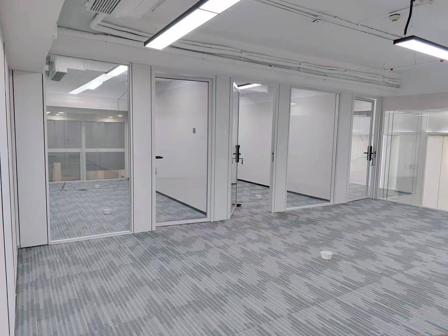 办公玻璃隔断，让你的办公空间焕然一新！