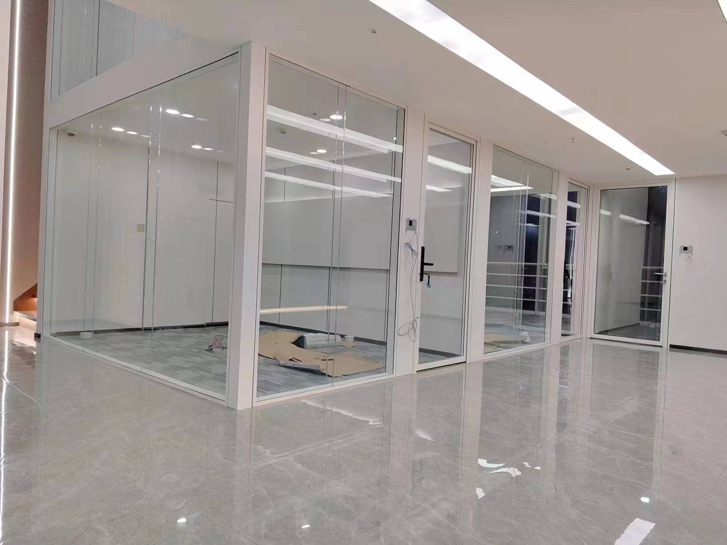 办公玻璃隔断，让你的办公空间焕然一新！