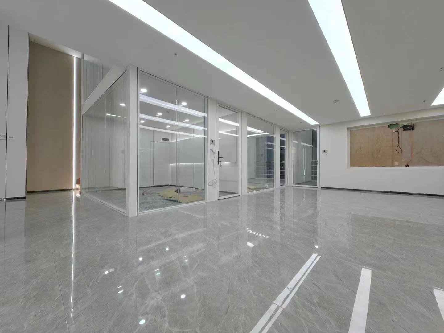 办公玻璃隔断，让你的办公空间焕然一新！