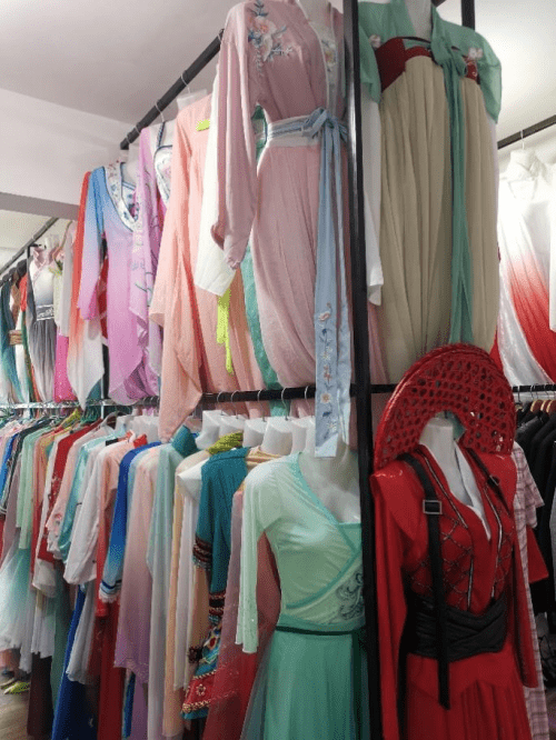 广元线上租衣服/服装/礼服/演出服/表演服装租赁平台—殿堂租衣