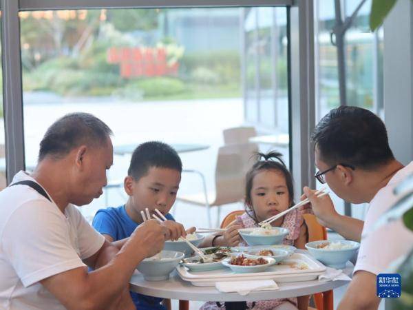 上海：市民食堂为城市增添“烟火气”