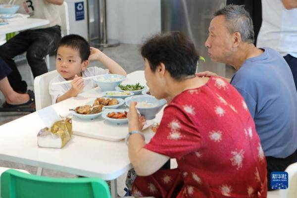 上海：市民食堂为城市增添“烟火气”
