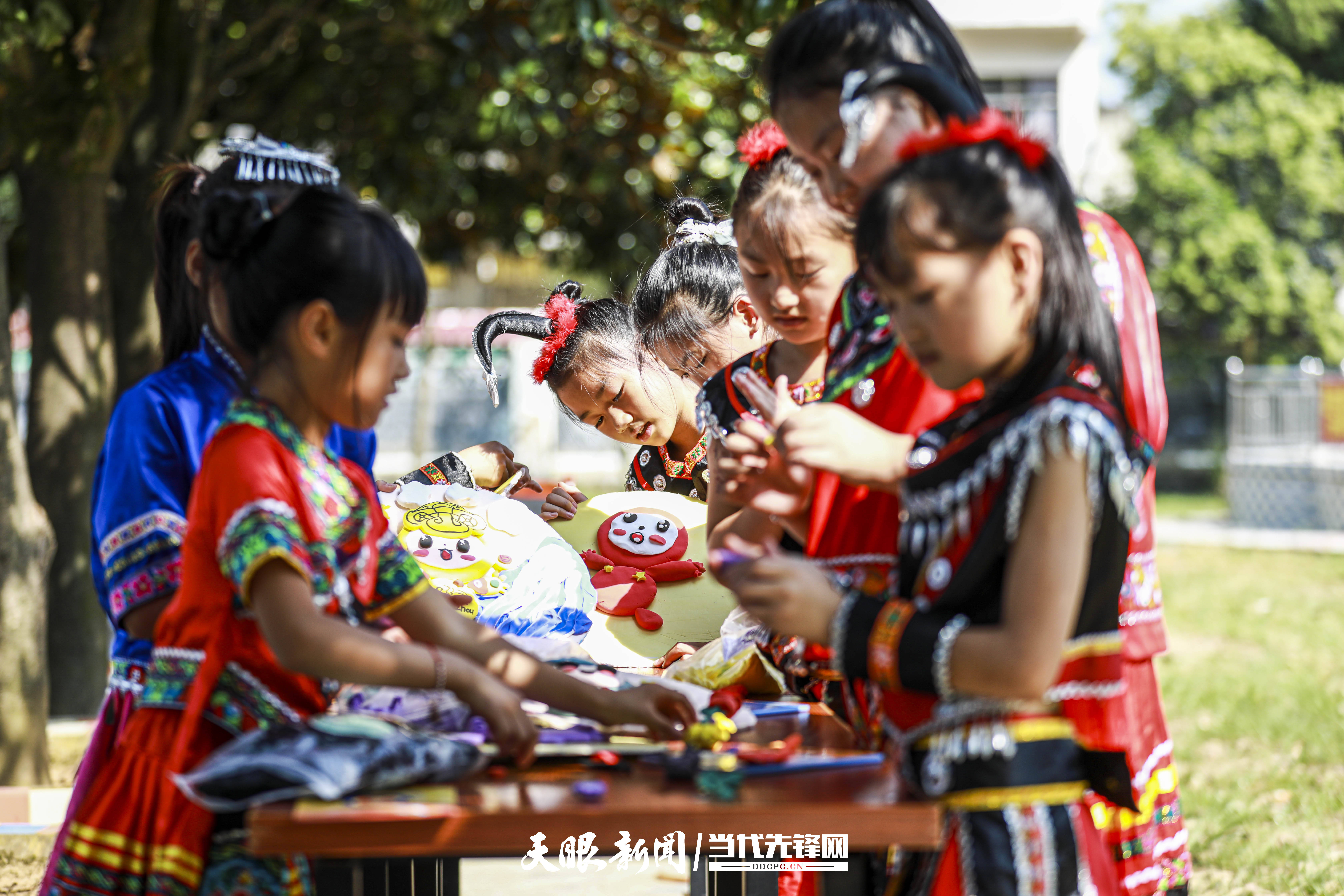 天眼影像｜童心迎亚运 制作吉祥物浮雕画