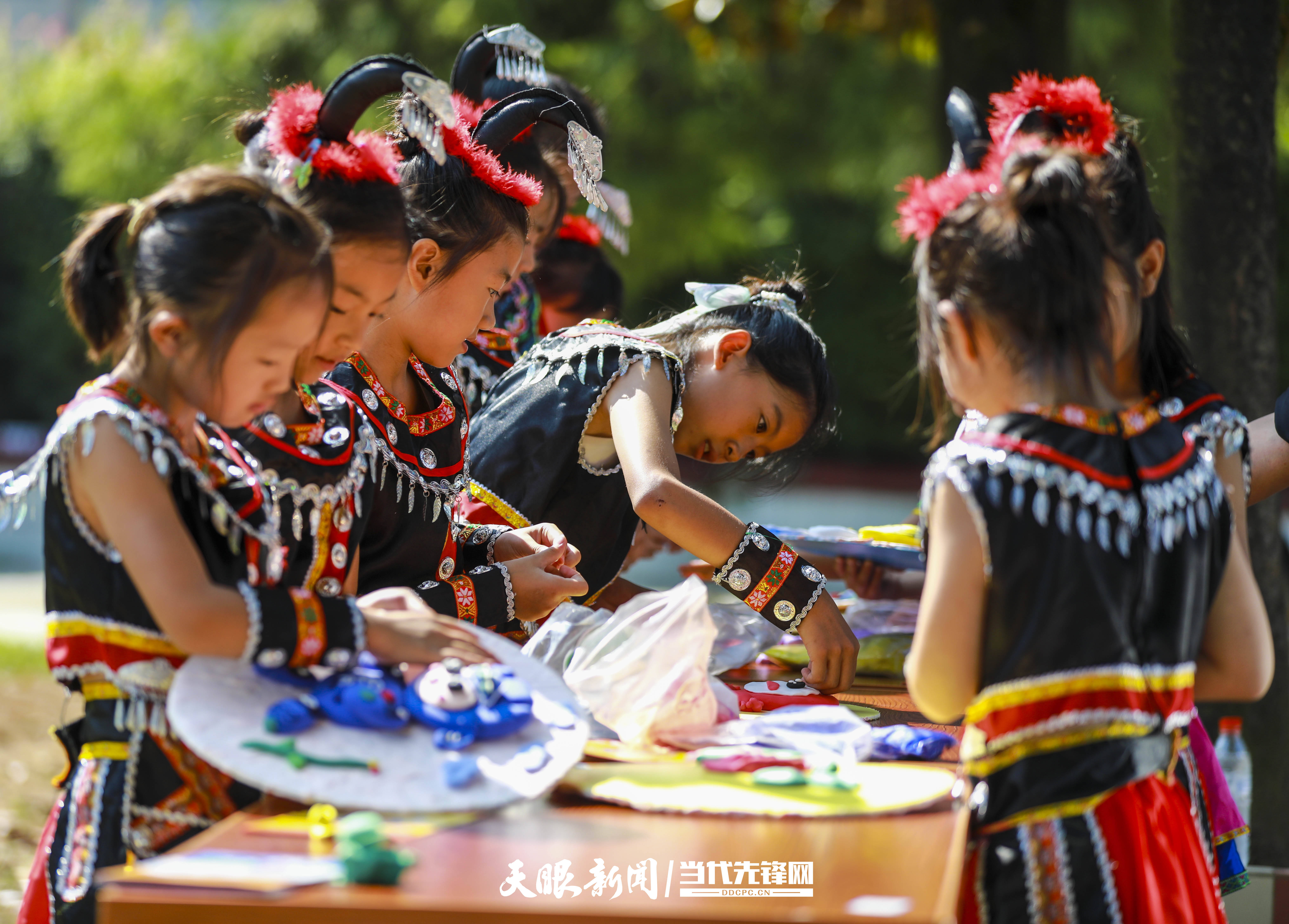 天眼影像｜童心迎亚运 制作吉祥物浮雕画