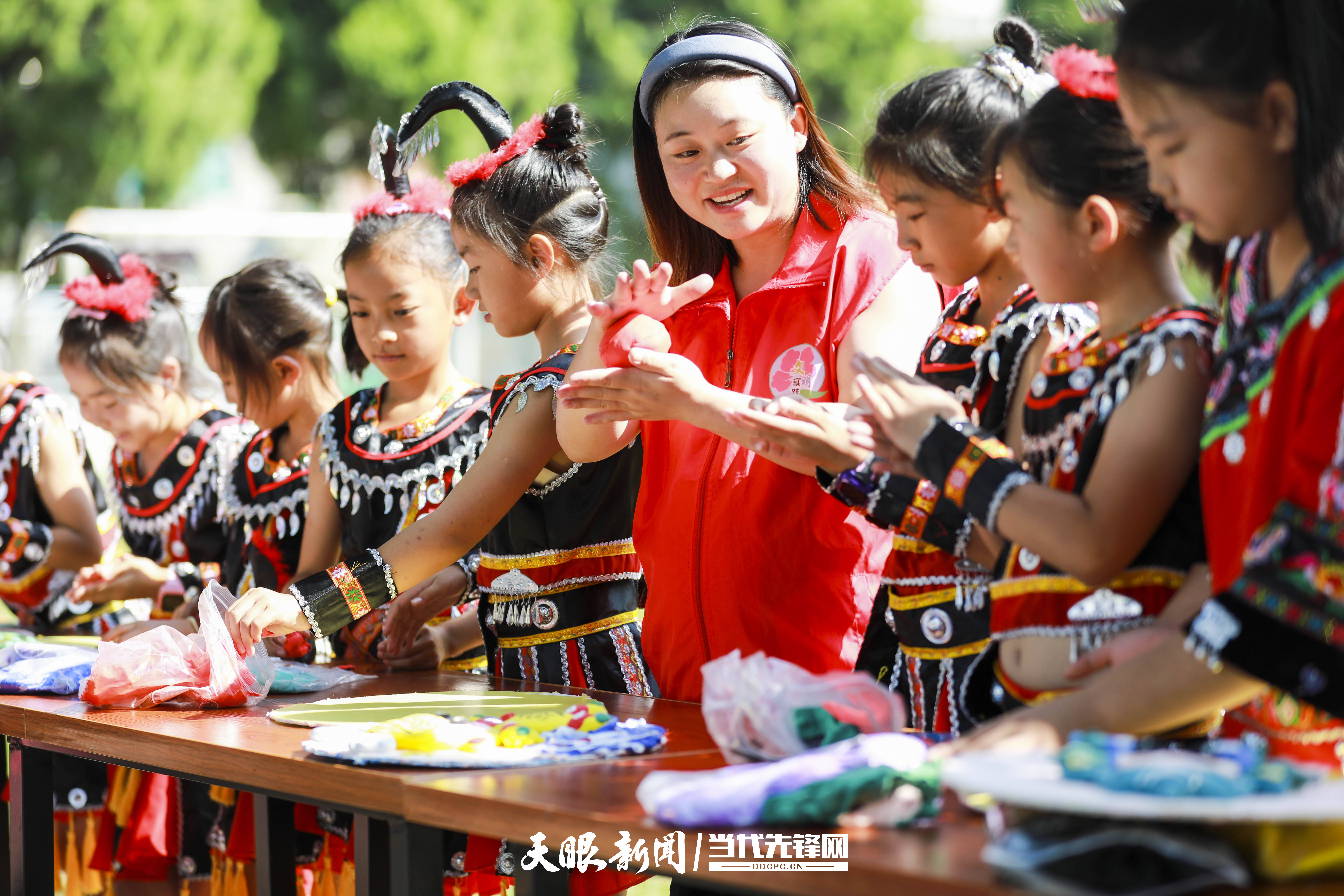 天眼影像｜童心迎亚运 制作吉祥物浮雕画