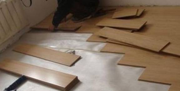 二手房装修，聪明人都是直接在瓷砖上铺木地板，入住就知多实用