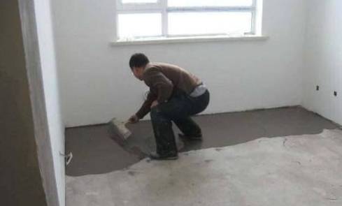 二手房装修，聪明人都是直接在瓷砖上铺木地板，入住就知多实用