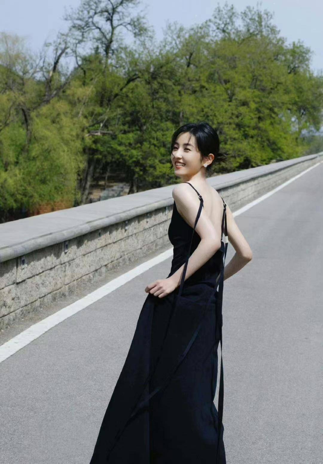 张子枫北京节身穿黑色礼服裙拍摄大片，温柔又精致