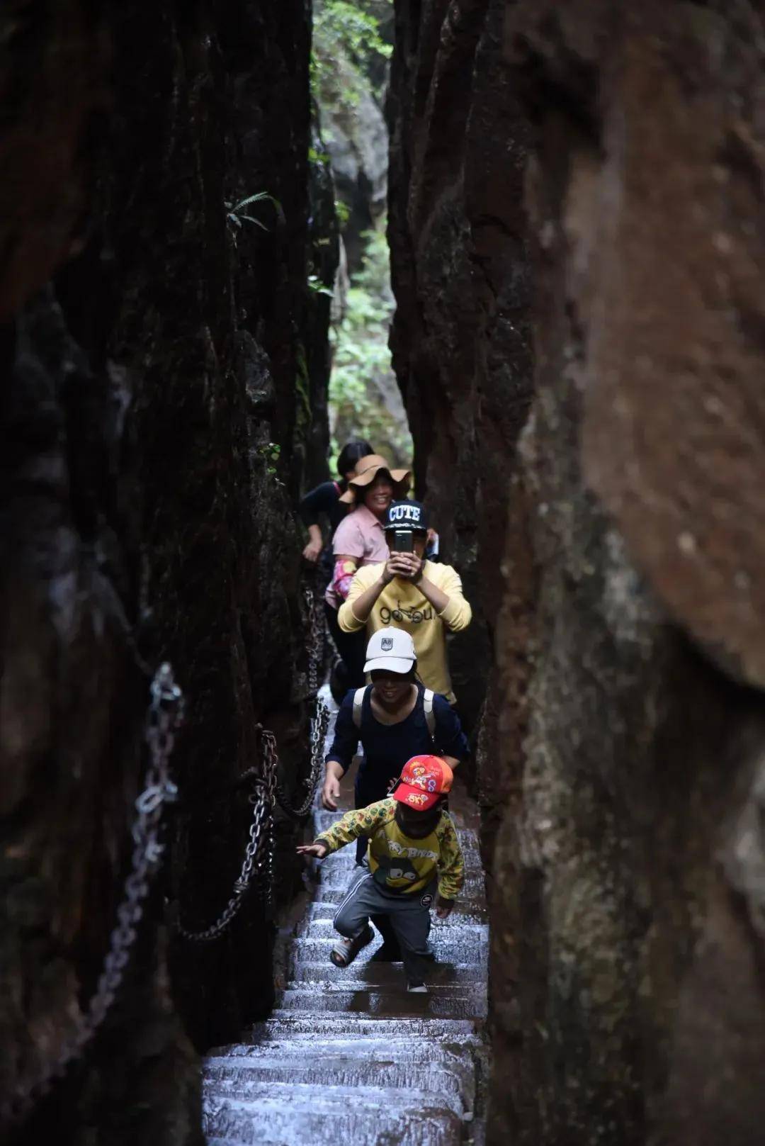 【浪漫黄姚】 诗意黄姚古镇、鬼斧神功玉石林、姚江竹筏漂流、东谭岭云海日出