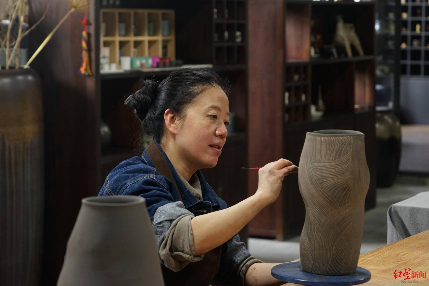 揭秘大运会陶瓷文创纪念品设计团队：4名老成都手艺人“试错”数月，精选出3种产品