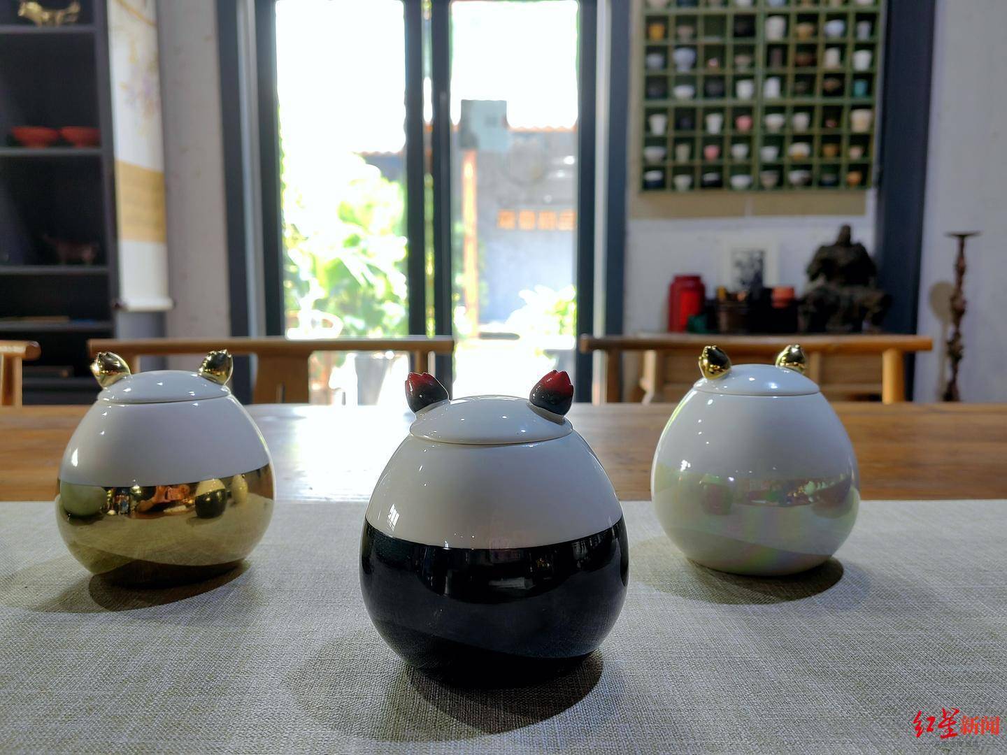 揭秘大运会陶瓷文创纪念品设计团队：4名老成都手艺人“试错”数月，精选出3种产品