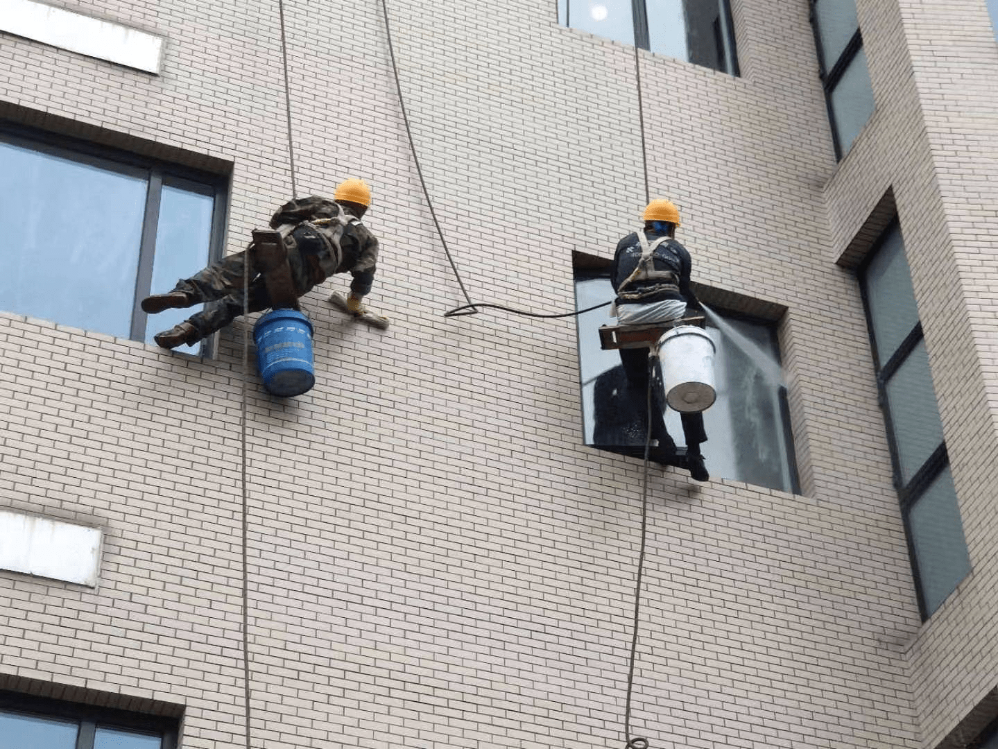 蜘蛛人外墙清洗公司的外墙瓷砖清洗方案