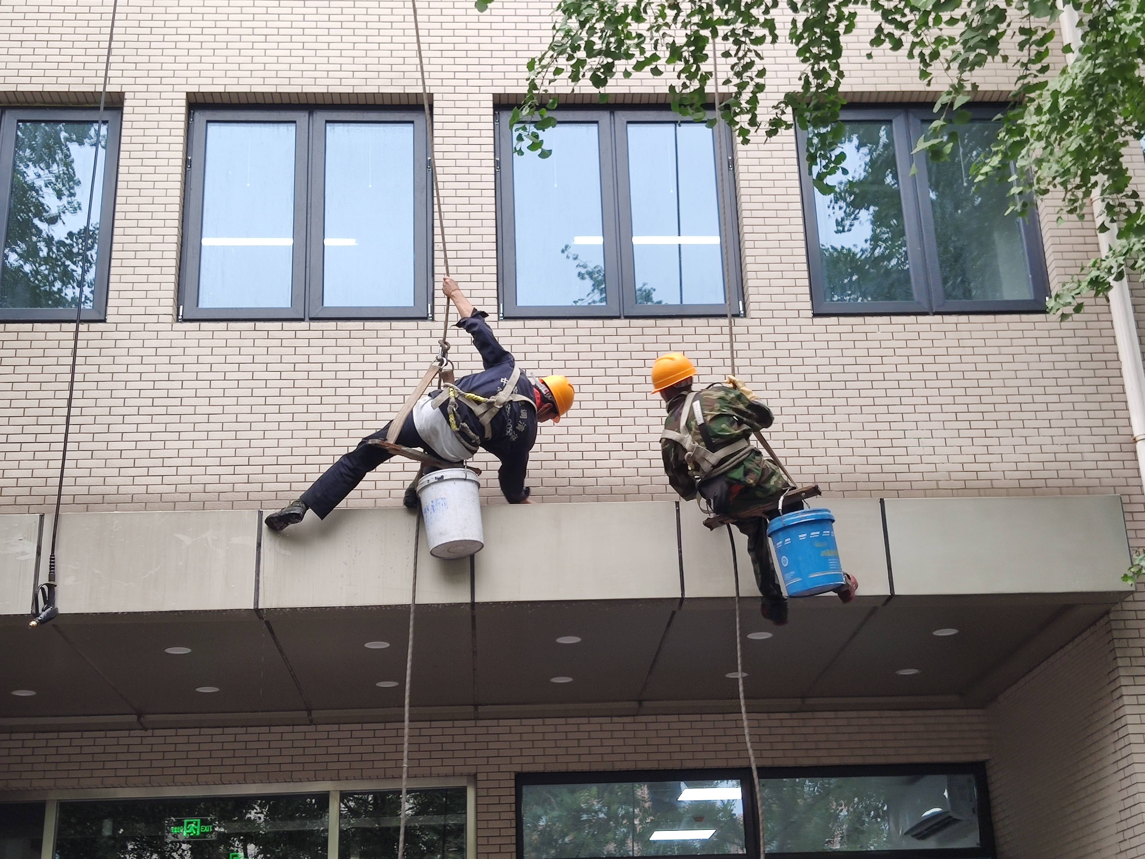 蜘蛛人外墙清洗公司的外墙瓷砖清洗方案