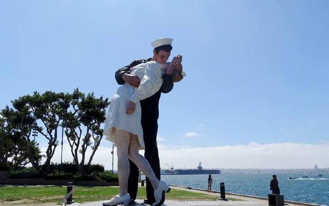 二战胜利后的胜利之吻照片，男女主人公现在都怎么样了？