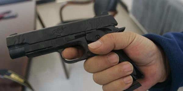 两男子作作星掌地英同的盟石必玩具枪抢劫被警察抓住了吗？