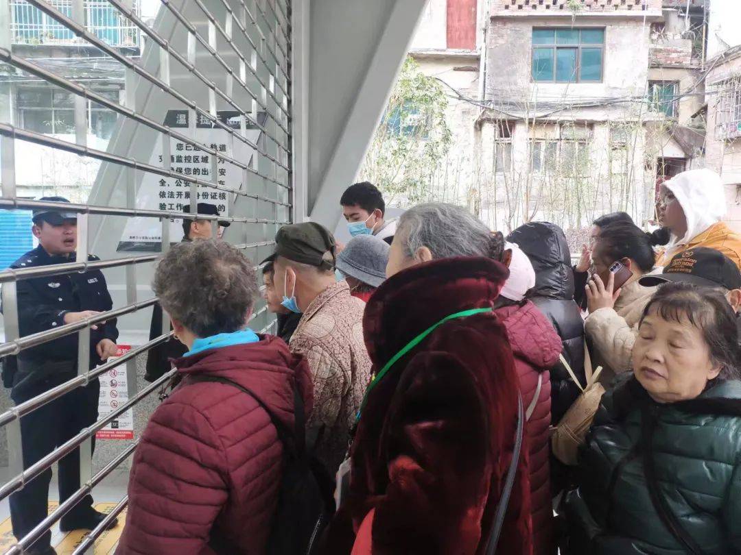 挤不上，真的挤不上！3号线到底多火爆？一起来看→