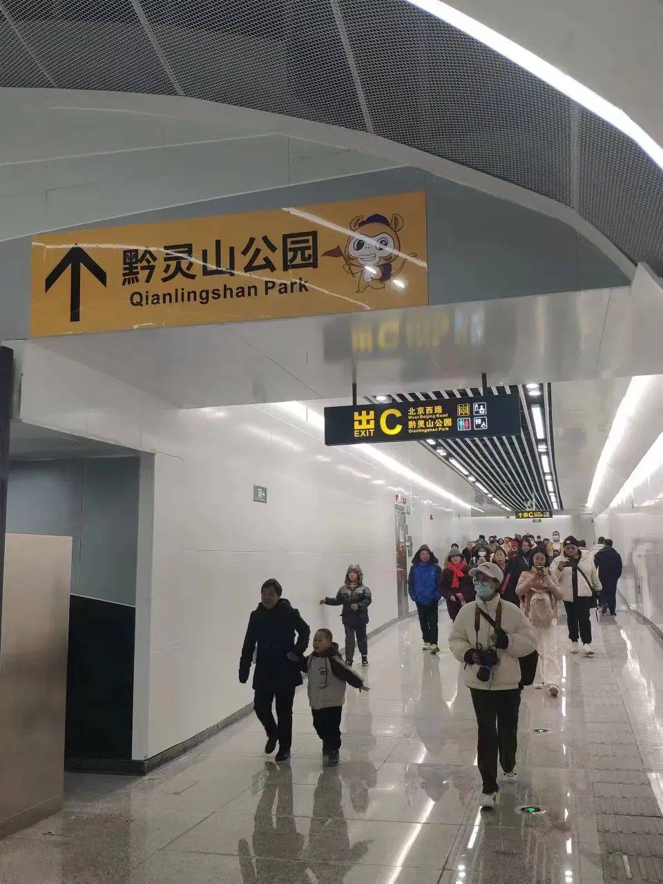 挤不上，真的挤不上！3号线到底多火爆？一起来看→