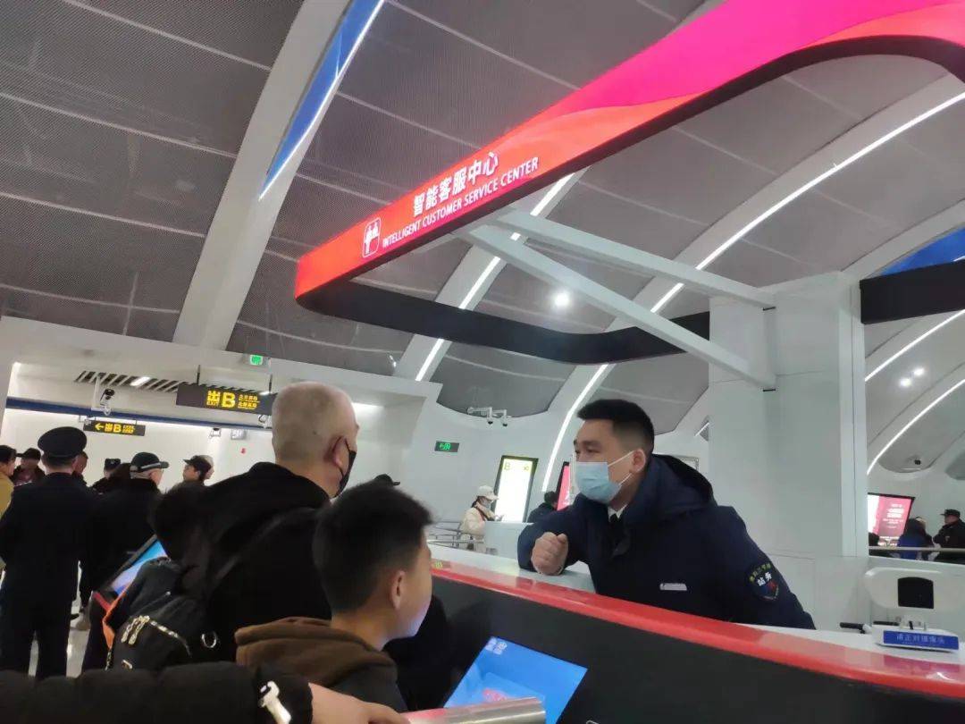 挤不上，真的挤不上！3号线到底多火爆？一起来看→