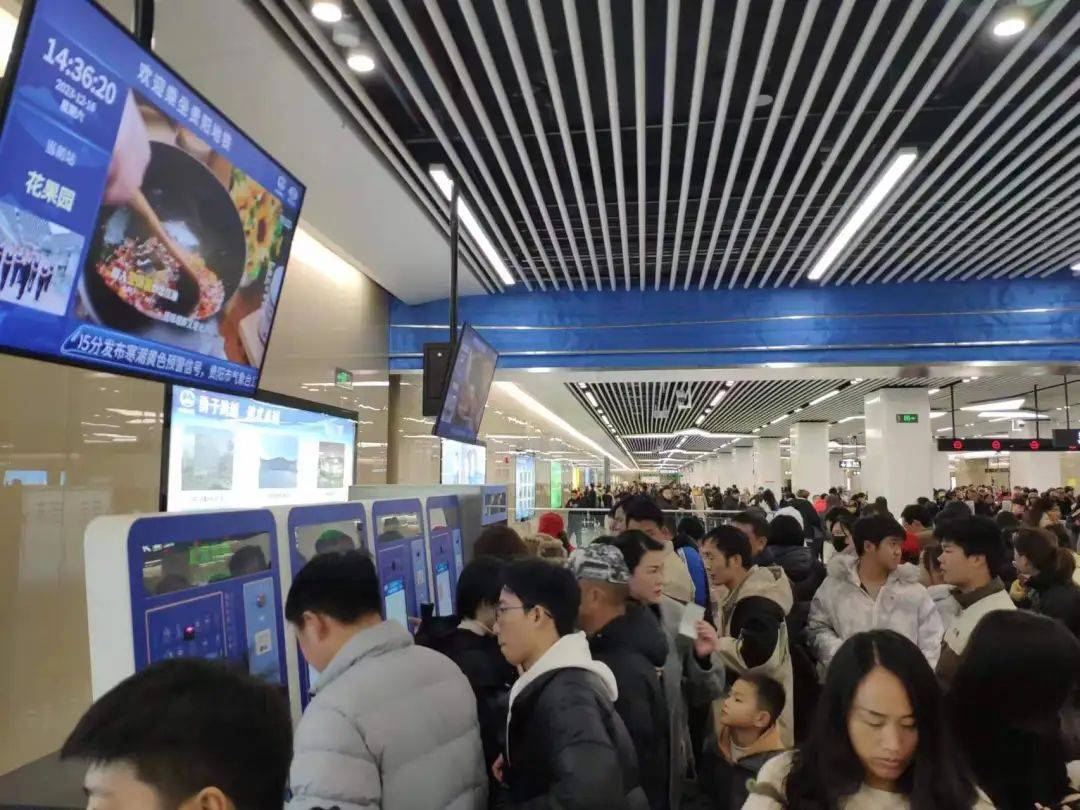 挤不上，真的挤不上！3号线到底多火爆？一起来看→