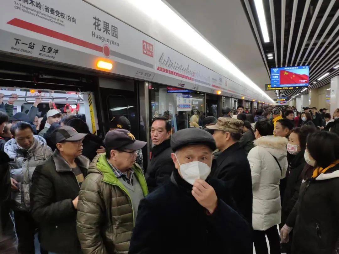 挤不上，真的挤不上！3号线到底多火爆？一起来看→