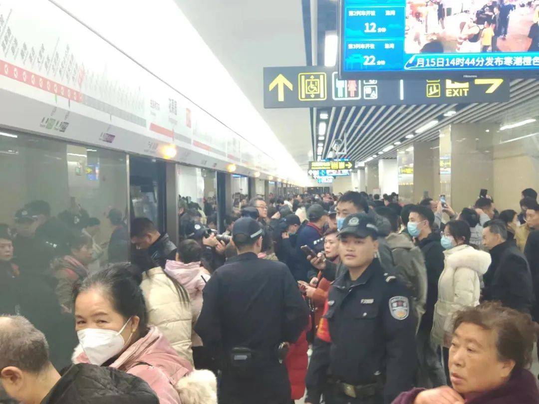挤不上，真的挤不上！3号线到底多火爆？一起来看→