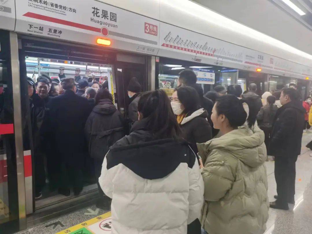 挤不上，真的挤不上！3号线到底多火爆？一起来看→