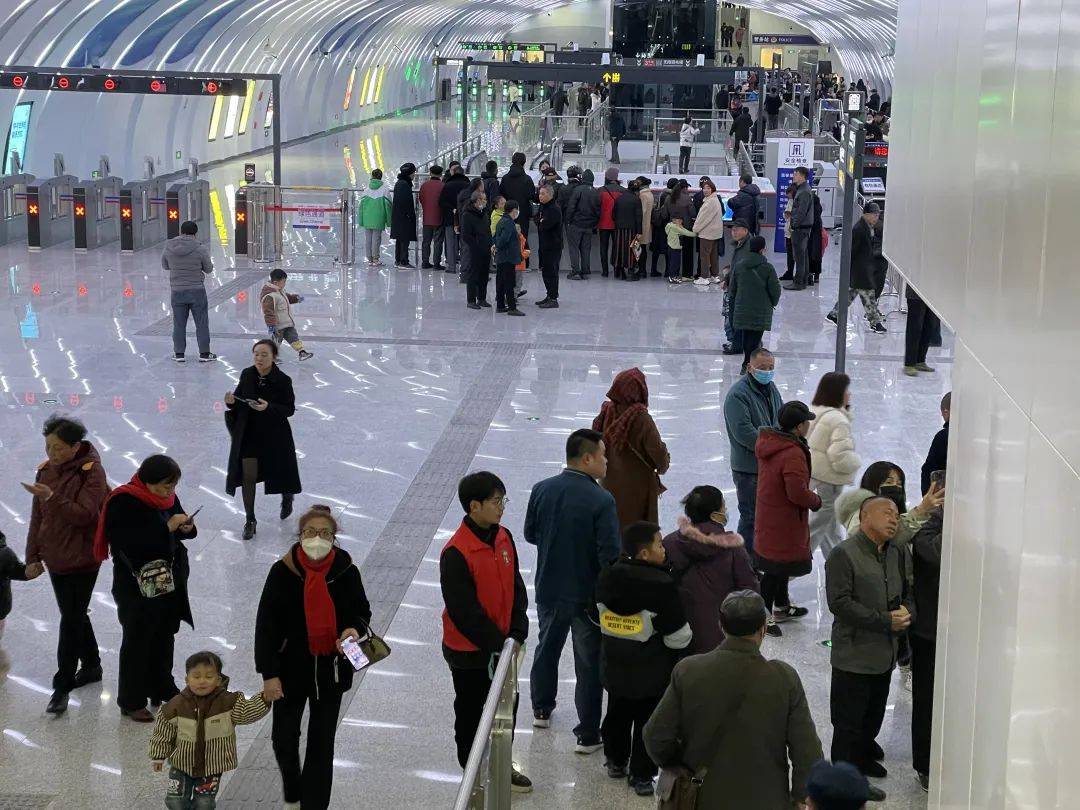 挤不上，真的挤不上！3号线到底多火爆？一起来看→