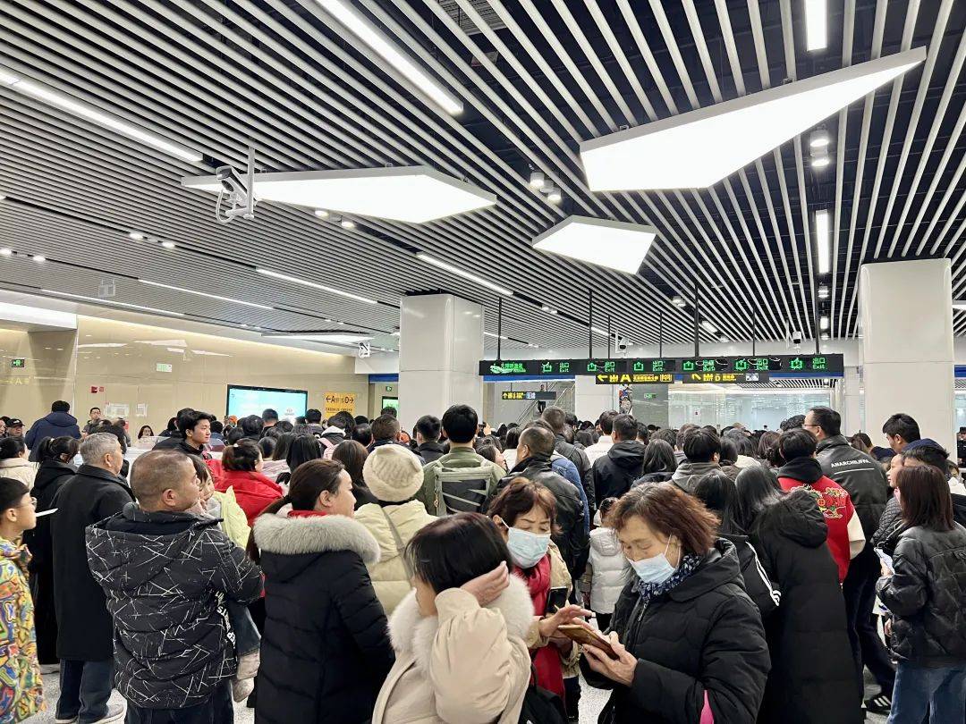 挤不上，真的挤不上！3号线到底多火爆？一起来看→