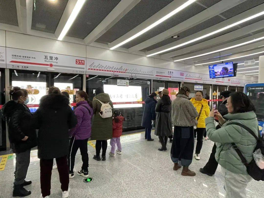 挤不上，真的挤不上！3号线到底多火爆？一起来看→