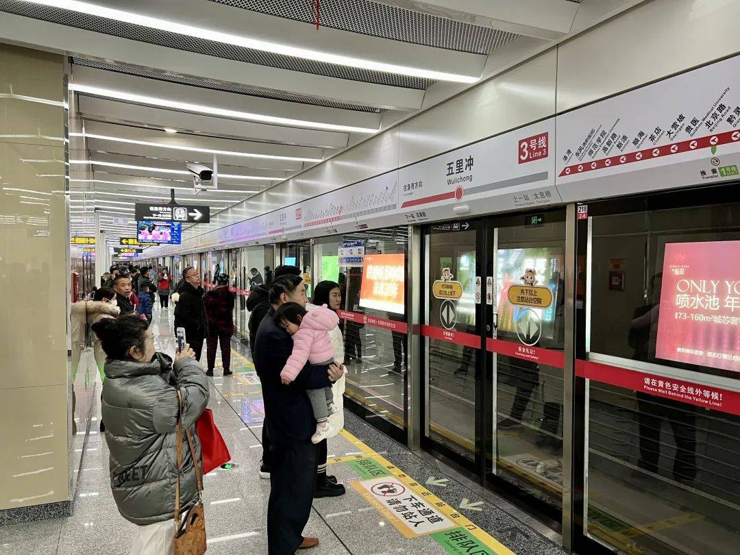 挤不上，真的挤不上！3号线到底多火爆？一起来看→