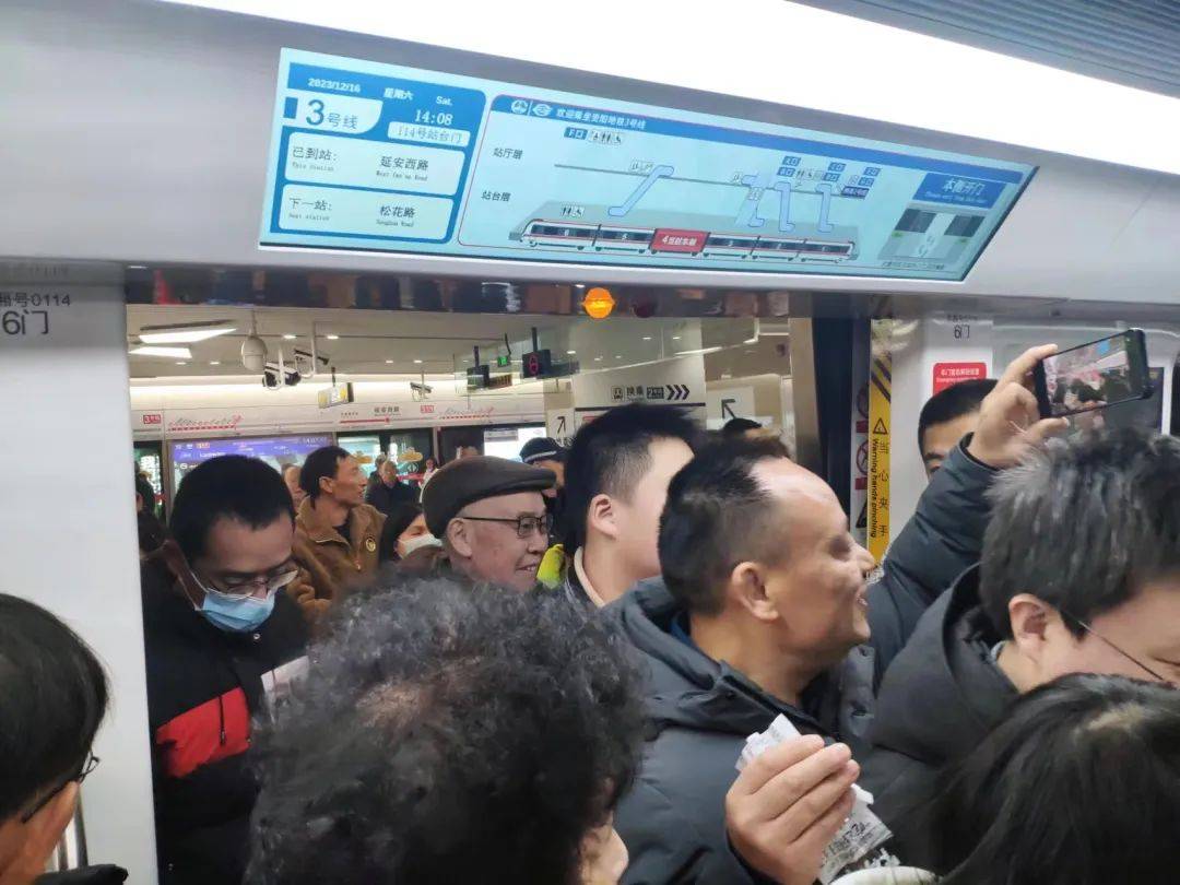 挤不上，真的挤不上！3号线到底多火爆？一起来看→