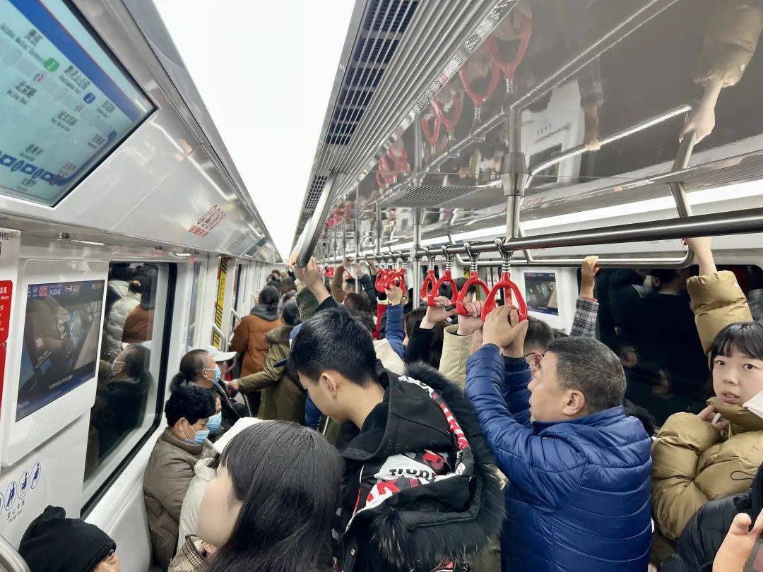 挤不上，真的挤不上！3号线到底多火爆？一起来看→