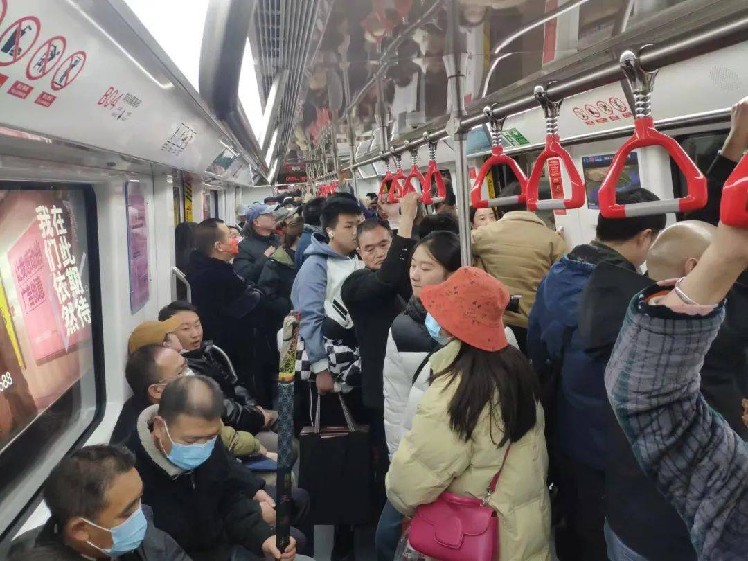 挤不上，真的挤不上！3号线到底多火爆？一起来看→
